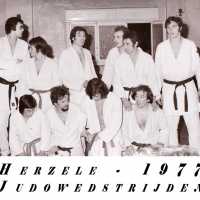 <strong>Judoclub Herzele  -  Met judoka Rudy Van Peteghem  -  1977</strong><br> ©Herzele in Beeld<br><br><a href='https://www.herzeleinbeeld.be/Foto/1567/Judoclub-Herzele-----Met-judoka-Rudy-Van-Peteghem-----1977'><u>Meer info over de foto</u></a>