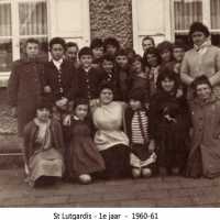 <strong>Klasfoto's Sint-Lutgardisinstituut</strong><br>1960 ©Herzele in Beeld<br><br><a href='https://www.herzeleinbeeld.be/Foto/157/Klasfotos-Sint-Lutgardisinstituut'><u>Meer info over de foto</u></a>