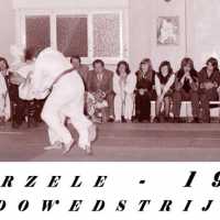 <strong>Judoclub Herzele  -  Met judoka Rudy Van Peteghem  -  1977</strong><br> ©Herzele in Beeld<br><br><a href='https://www.herzeleinbeeld.be/Foto/1570/Judoclub-Herzele-----Met-judoka-Rudy-Van-Peteghem-----1977'><u>Meer info over de foto</u></a>