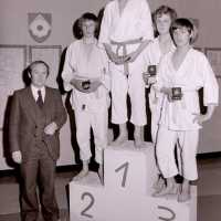 <strong>Judoclub Herzele  -  Met judoka Rudy Van Peteghem  -  1977</strong><br>01-01-1977 ©Herzele in Beeld<br><br><a href='https://www.herzeleinbeeld.be/Foto/1574/Judoclub-Herzele-----Met-judoka-Rudy-Van-Peteghem-----1977'><u>Meer info over de foto</u></a>