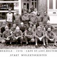 <strong>Wielertoeristen algemeen  -  Café St-Lievens-Houtem</strong><br>1975 ©Herzele in Beeld<br><br><a href='https://www.herzeleinbeeld.be/Foto/1580/Wielertoeristen-algemeen-----Café-St-Lievens-Houtem'><u>Meer info over de foto</u></a>