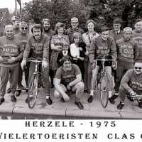 <strong>Wielertoeristen algemeen  -  1975</strong><br>1975 ©Herzele in Beeld<br><br><a href='https://www.herzeleinbeeld.be/Foto/1581/Wielertoeristen-algemeen-----1975'><u>Meer info over de foto</u></a>