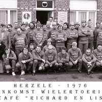 <strong>Wielertoeristen algemeen  -  1973/75</strong><br>01-01-1973 ©Herzele in Beeld<br><br><a href='https://www.herzeleinbeeld.be/Foto/1582/Wielertoeristen-algemeen-----1973/75'><u>Meer info over de foto</u></a>