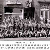 <strong>Wielertoeristen algemeen  -  1973/75</strong><br>01-01-1973 ©Herzele in Beeld<br><br><a href='https://www.herzeleinbeeld.be/Foto/1583/Wielertoeristen-algemeen-----1973/75'><u>Meer info over de foto</u></a>