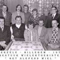 <strong>Wielertoeristen algemeen  -  1973/75</strong><br>1976 ©Herzele in Beeld<br><br><a href='https://www.herzeleinbeeld.be/Foto/1587/Wielertoeristen-algemeen-----1973/75'><u>Meer info over de foto</u></a>