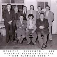 <strong>Wielertoeristen algemeen  -  1973/75</strong><br>1976 ©Herzele in Beeld<br><br><a href='https://www.herzeleinbeeld.be/Foto/1588/Wielertoeristen-algemeen-----1973/75'><u>Meer info over de foto</u></a>