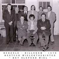 <strong>Wielertoeristen algemeen  -  1973/75</strong><br>1976 ©Herzele in Beeld<br><br><a href='https://www.herzeleinbeeld.be/Foto/1588/Wielertoeristen-algemeen-----1973/75'><u>Meer info over de foto</u></a>