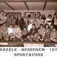 <strong>Sportavond  Ressegem  -  1975 </strong><br>01-01-1973 ©Herzele in Beeld<br><br><a href='https://www.herzeleinbeeld.be/Foto/1590/Sportavond--Ressegem-----1975-'><u>Meer info over de foto</u></a>