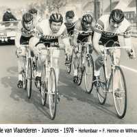 <strong>Ronde Van Vlaanderen - Solleveld  -  1973-75-76-77-78</strong><br> ©Herzele in Beeld<br><br><a href='https://www.herzeleinbeeld.be/Foto/1597/Ronde-Van-Vlaanderen---Solleveld-----1973-75-76-77-78'><u>Meer info over de foto</u></a>