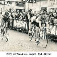 <strong>Ronde Van Vlaanderen - Solleveld  -  1978</strong><br>01-01-1973 ©Herzele in Beeld<br><br><a href='https://www.herzeleinbeeld.be/Foto/1601/Ronde-Van-Vlaanderen---Solleveld-----1978'><u>Meer info over de foto</u></a>