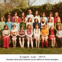 <strong>Klasfoto's Sint-Lutgardisinstituut</strong><br>1974 ©Herzele in Beeld<br><br><a href='https://www.herzeleinbeeld.be/Foto/161/Klasfotos-Sint-Lutgardisinstituut'><u>Meer info over de foto</u></a>