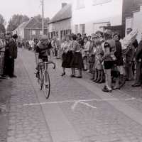 <strong>Wielrennen te Borsbeke  -  1977</strong><br>01-01-1977 ©Herzele in Beeld<br><br><a href='https://www.herzeleinbeeld.be/Foto/1697/Wielrennen-te-Borsbeke-----1977'><u>Meer info over de foto</u></a>