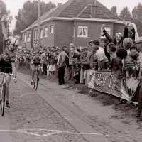 <strong>Wielrennen te Borsbeke  -  1977</strong><br> ©Herzele in Beeld<br><br><a href='https://www.herzeleinbeeld.be/Foto/1711/Wielrennen-te-Borsbeke-----1977'><u>Meer info over de foto</u></a>