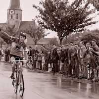 <strong>Wielrennen te Borsbeke  -  1977</strong><br> ©Herzele in Beeld<br><br><a href='https://www.herzeleinbeeld.be/Foto/1721/Wielrennen-te-Borsbeke-----1977'><u>Meer info over de foto</u></a>