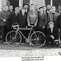 <strong>Maurice Dury - Overhandiging nieuwe fiets - 1965</strong><br>1965 ©Herzele in Beeld<br><br><a href='https://www.herzeleinbeeld.be/Foto/1741/Maurice-Dury---Overhandiging-nieuwe-fiets---1965'><u>Meer info over de foto</u></a>