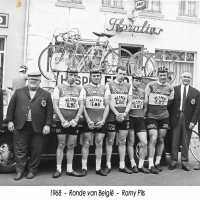<strong>Maurice Dury - Ronde van België - 1968</strong><br>1968 ©Herzele in Beeld<br><br><a href='https://www.herzeleinbeeld.be/Foto/1745/Maurice-Dury---Ronde-van-België---1968'><u>Meer info over de foto</u></a>