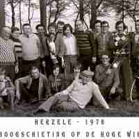 <strong>Boogschutters  - 1976</strong><br>01-01-1974 ©Herzele in Beeld<br><br><a href='https://www.herzeleinbeeld.be/Foto/1842/Boogschutters----1976'><u>Meer info over de foto</u></a>