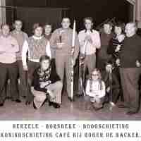 <strong>Boogschutters (deel 2)   -  1974 t.e.m. 1977</strong><br>01-01-1974 ©Herzele in Beeld<br><br><a href='https://www.herzeleinbeeld.be/Foto/1857/Boogschutters-(deel-2)------1974-t.e.m.-1977'><u>Meer info over de foto</u></a>