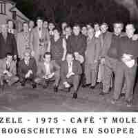 <strong>Boogschutters (deel 2)   -  1974 t.e.m. 1977</strong><br>1975 ©Herzele in Beeld<br><br><a href='https://www.herzeleinbeeld.be/Foto/1858/Boogschutters-(deel-2)------1974-t.e.m.-1977'><u>Meer info over de foto</u></a>