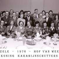 <strong>Karabijnschutters  -  1976  -  Hof van Weenen</strong><br>1976 ©Herzele in Beeld<br><br><a href='https://www.herzeleinbeeld.be/Foto/1868/Karabijnschutters-----1976-----Hof-van-Weenen'><u>Meer info over de foto</u></a>