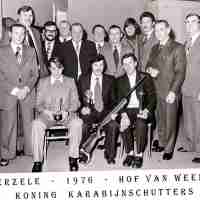 <strong>Karabijnschutters  -  1976  -  Hof van Weenen</strong><br>1976 ©Herzele in Beeld<br><br><a href='https://www.herzeleinbeeld.be/Foto/1869/Karabijnschutters-----1976-----Hof-van-Weenen'><u>Meer info over de foto</u></a>