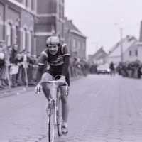 <strong>Geert d'Hondt - Woubrechtegem  -  1979</strong><br>1979 ©Herzele in Beeld<br><br><a href='https://www.herzeleinbeeld.be/Foto/1921/Geert-dHondt---Woubrechtegem-----1979'><u>Meer info over de foto</u></a>