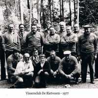 <strong>Vissersclub de Rietvoorn - 1977</strong><br>01-01-1979 ©Herzele in Beeld<br><br><a href='https://www.herzeleinbeeld.be/Foto/1931/Vissersclub-de-Rietvoorn---1977'><u>Meer info over de foto</u></a>