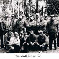 <strong>Vissersclub de Rietvoorn - 1979</strong><br>01-01-1979 ©Herzele in Beeld<br><br><a href='https://www.herzeleinbeeld.be/Foto/1931/Vissersclub-de-Rietvoorn---1979'><u>Meer info over de foto</u></a>