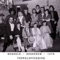 <strong>Toneelgroep Torengalm  -  Jaren 70</strong><br> ©Herzele in Beeld<br><br><a href='https://www.herzeleinbeeld.be/Foto/1949/Toneelgroep-Torengalm-----Jaren-70'><u>Meer info over de foto</u></a>