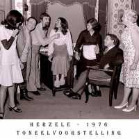 <strong>Toneelgroep Torengalm  -  Jaren 70</strong><br> ©Herzele in Beeld<br><br><a href='https://www.herzeleinbeeld.be/Foto/1952/Toneelgroep-Torengalm-----Jaren-70'><u>Meer info over de foto</u></a>