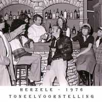 <strong>Toneelgroep Torengalm  -  Jaren 70</strong><br>01-01-1970 ©Herzele in Beeld<br><br><a href='https://www.herzeleinbeeld.be/Foto/1953/Toneelgroep-Torengalm-----Jaren-70'><u>Meer info over de foto</u></a>