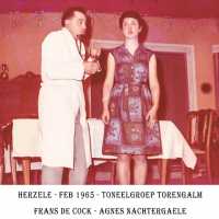 <strong>Toneelgroep Torengalm  -  Jaren 70</strong><br>01-01-1970 ©Herzele in Beeld<br><br><a href='https://www.herzeleinbeeld.be/Foto/1962/Toneelgroep-Torengalm-----Jaren-70'><u>Meer info over de foto</u></a>