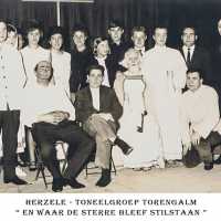 <strong>Toneelgroep Torengalm  -  1966</strong><br>01-01-1970 ©Herzele in Beeld<br><br><a href='https://www.herzeleinbeeld.be/Foto/1963/Toneelgroep-Torengalm-----1966'><u>Meer info over de foto</u></a>