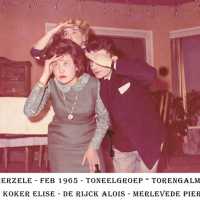 <strong>Toneelgroep Torengalm  -  Jaren 70</strong><br>01-01-1970 ©Herzele in Beeld<br><br><a href='https://www.herzeleinbeeld.be/Foto/1967/Toneelgroep-Torengalm-----Jaren-70'><u>Meer info over de foto</u></a>