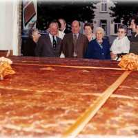 <strong>Wereldrecord mattentaart - Bakkerij De Vuyst  -  1976</strong><br>01-01-1976 ©Herzele in Beeld<br><br><a href='https://www.herzeleinbeeld.be/Foto/1972/Wereldrecord-mattentaart---Bakkerij-De-Vuyst-----1976'><u>Meer info over de foto</u></a>