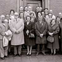 <strong>Bloedgevers gehuldigd op het gemeentehuis  -  1974</strong><br> ©Herzele in Beeld<br><br><a href='https://www.herzeleinbeeld.be/Foto/1983/Bloedgevers-gehuldigd-op-het-gemeentehuis-----1974'><u>Meer info over de foto</u></a>