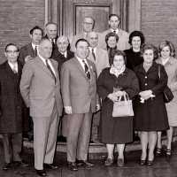 <strong>Bloedgevers gehuldigd op het gemeentehuis  -  1974</strong><br> ©Herzele in Beeld<br><br><a href='https://www.herzeleinbeeld.be/Foto/1984/Bloedgevers-gehuldigd-op-het-gemeentehuis-----1974'><u>Meer info over de foto</u></a>