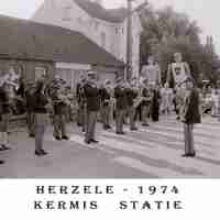 <strong>Kermis statie - Valschermspringen & stoet  -  1974</strong><br> ©Herzele in Beeld<br><br><a href='https://www.herzeleinbeeld.be/Foto/1996/Kermis-statie---Valschermspringen-&-stoet-----1974'><u>Meer info over de foto</u></a>