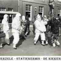 <strong>Kermis statie - Valschermspringen & stoet  -  1974</strong><br>01-01-1974 ©Herzele in Beeld<br><br><a href='https://www.herzeleinbeeld.be/Foto/1997/Kermis-statie---Valschermspringen-&-stoet-----1974'><u>Meer info over de foto</u></a>