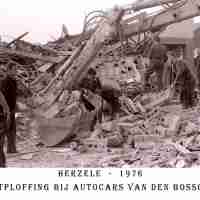 <strong>Ontploffing bij busbedrijf Van Den Bossche</strong><br>1976 ©Herzele in Beeld<br><br><a href='https://www.herzeleinbeeld.be/Foto/2017/Ontploffing-bij-busbedrijf-Van-Den-Bossche'><u>Meer info over de foto</u></a>