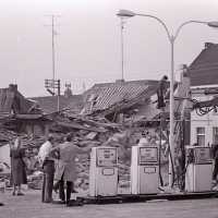 <strong>Ontploffing bij busbedrijf Van Den Bossche</strong><br>1976 ©Herzele in Beeld<br><br><a href='https://www.herzeleinbeeld.be/Foto/2021/Ontploffing-bij-busbedrijf-Van-Den-Bossche'><u>Meer info over de foto</u></a>