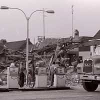 <strong>Ontploffing bij busbedrijf Van Den Bossche</strong><br>1976 ©Herzele in Beeld<br><br><a href='https://www.herzeleinbeeld.be/Foto/2022/Ontploffing-bij-busbedrijf-Van-Den-Bossche'><u>Meer info over de foto</u></a>