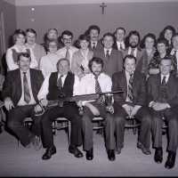 <strong>Karabijschutters - Hof van Weenen - 1979</strong><br>1979 ©Herzele in Beeld<br><br><a href='https://www.herzeleinbeeld.be/Foto/2024/Karabijschutters---Hof-van-Weenen---1979'><u>Meer info over de foto</u></a>