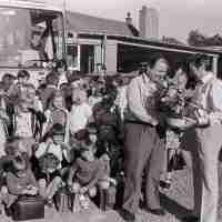 <strong>Gemeenteschool Hillegem - Sinterklaasfeest + busuitstap  -  1976</strong><br> ©Herzele in Beeld<br><br><a href='https://www.herzeleinbeeld.be/Foto/2040/Gemeenteschool-Hillegem---Sinterklaasfeest-+-busuitstap-----1976'><u>Meer info over de foto</u></a>