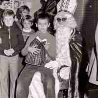 <strong>Gemeenteschool Hillegem - Sinterklaasfeest + busuitstap  -  1976</strong><br> ©Herzele in Beeld<br><br><a href='https://www.herzeleinbeeld.be/Foto/2043/Gemeenteschool-Hillegem---Sinterklaasfeest-+-busuitstap-----1976'><u>Meer info over de foto</u></a>