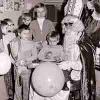 <strong>Gemeenteschool Hillegem - Sinterklaasfeest + busuitstap  -  1976</strong><br> ©Herzele in Beeld<br><br><a href='https://www.herzeleinbeeld.be/Foto/2045/Gemeenteschool-Hillegem---Sinterklaasfeest-+-busuitstap-----1976'><u>Meer info over de foto</u></a>