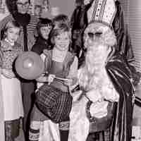 <strong>Gemeenteschool Hillegem - Sinterklaasfeest + busuitstap  -  1976</strong><br> ©Herzele in Beeld<br><br><a href='https://www.herzeleinbeeld.be/Foto/2047/Gemeenteschool-Hillegem---Sinterklaasfeest-+-busuitstap-----1976'><u>Meer info over de foto</u></a>