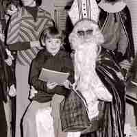 <strong>Gemeenteschool Hillegem - Sinterklaasfeest + busuitstap  -  1976</strong><br> ©Herzele in Beeld<br><br><a href='https://www.herzeleinbeeld.be/Foto/2048/Gemeenteschool-Hillegem---Sinterklaasfeest-+-busuitstap-----1976'><u>Meer info over de foto</u></a>