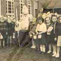 <strong>3de Kleuterklas Klooster - Borsbeke  -  1951</strong><br>1951 ©Herzele in Beeld<br><br><a href='https://www.herzeleinbeeld.be/Foto/2051/3de-Kleuterklas-Klooster---Borsbeke-----1951'><u>Meer info over de foto</u></a>