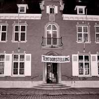 <strong>Kunstschilder Masereel stelt tentoon in Gemeentehuis  -  1975</strong><br> ©Herzele in Beeld<br><br><a href='https://www.herzeleinbeeld.be/Foto/2117/Kunstschilder-Masereel-stelt-tentoon-in-Gemeentehuis-----1975'><u>Meer info over de foto</u></a>